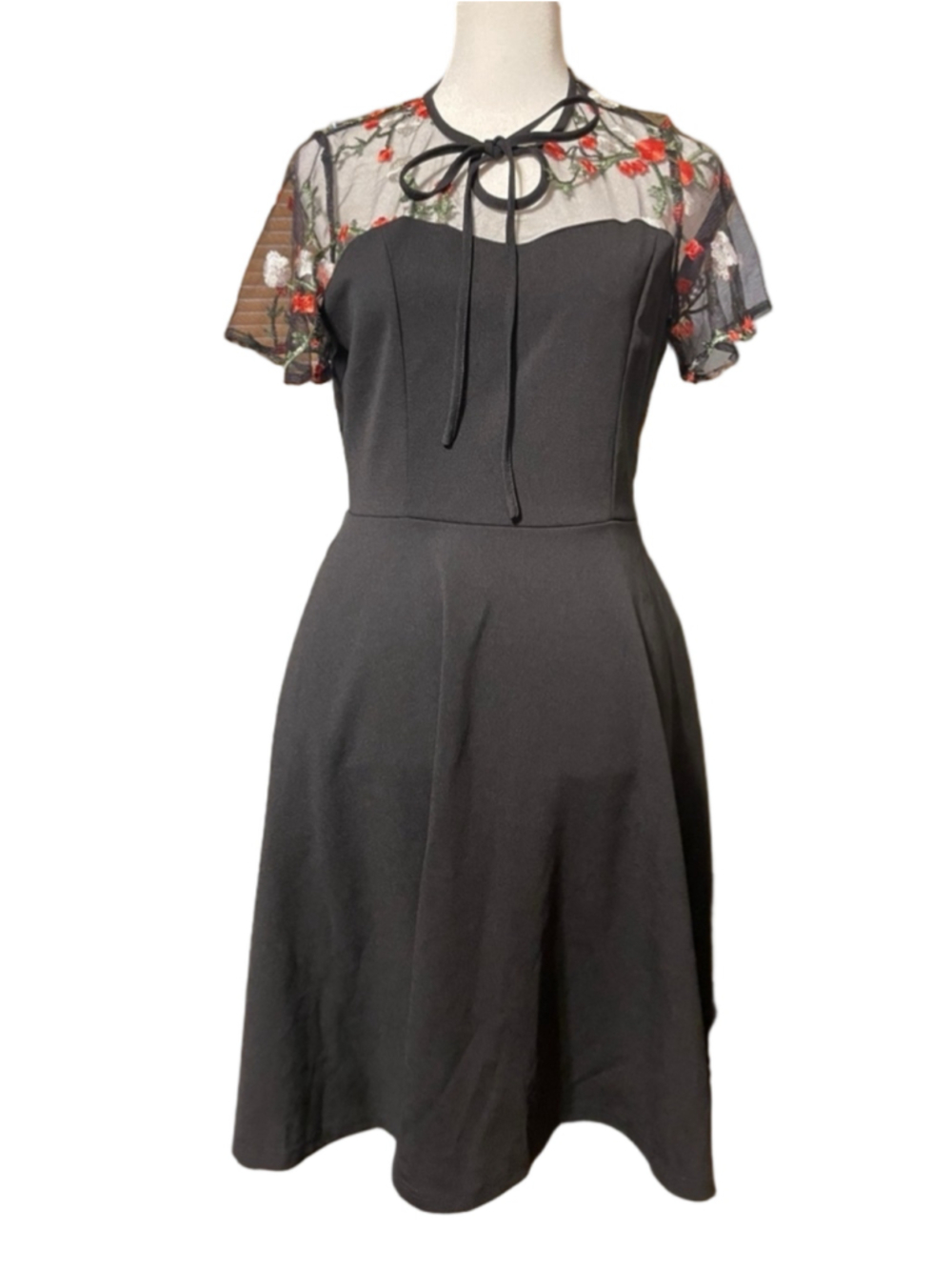 Size S Black fit & flare lace & roses short sleeve lbd retro feminine goth dress - Picture 2 of 8